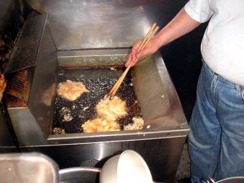 美味しそうに揚がっていきます