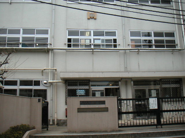 広尾中学校の正門