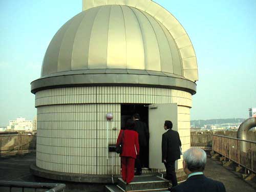 屋上には天体観測ドーム